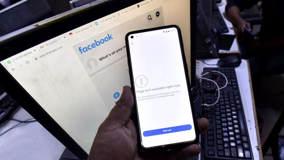 epa11201077 A user shows an error on his smartphone screen when trying to access social media platform Facebook, in Karachi, Pakistan, 05 March 2024. Meta's platforms, Facebook and Instagram, experienced an outage affecting thousands of users due to what the company termed a 'technical issue'. The disruption was addressed and resolved within approximately two hours.  EPA/SHAHAIB AKBER