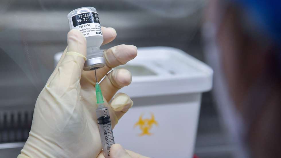 epa09039335 A nurse fills a syringe with a dose of the Pfizer-BioNTech COVID-19 vaccine at the National Medical Center in Seoul, South Korea, 27 February 2021.  EPA/Song Kyung-Seok / POOL