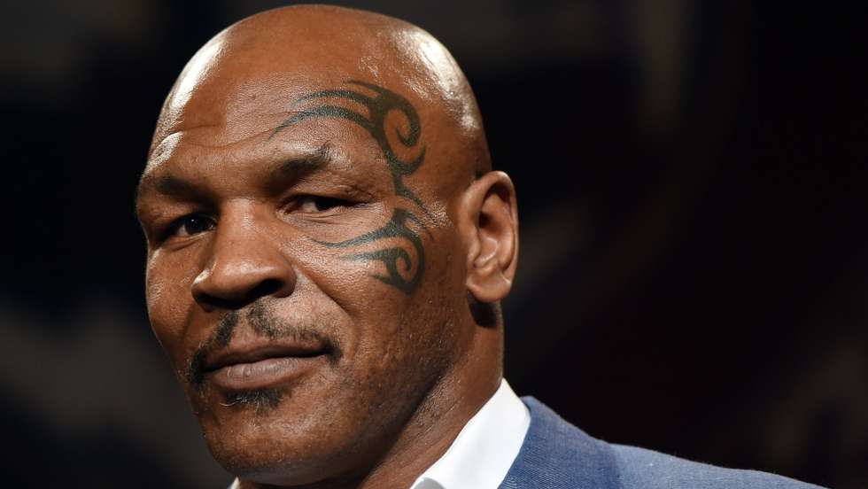 No dia 21 de abril, Mike Tyson foi filmado a esmurrar um passageiro num avião que descolaria de São Francisco