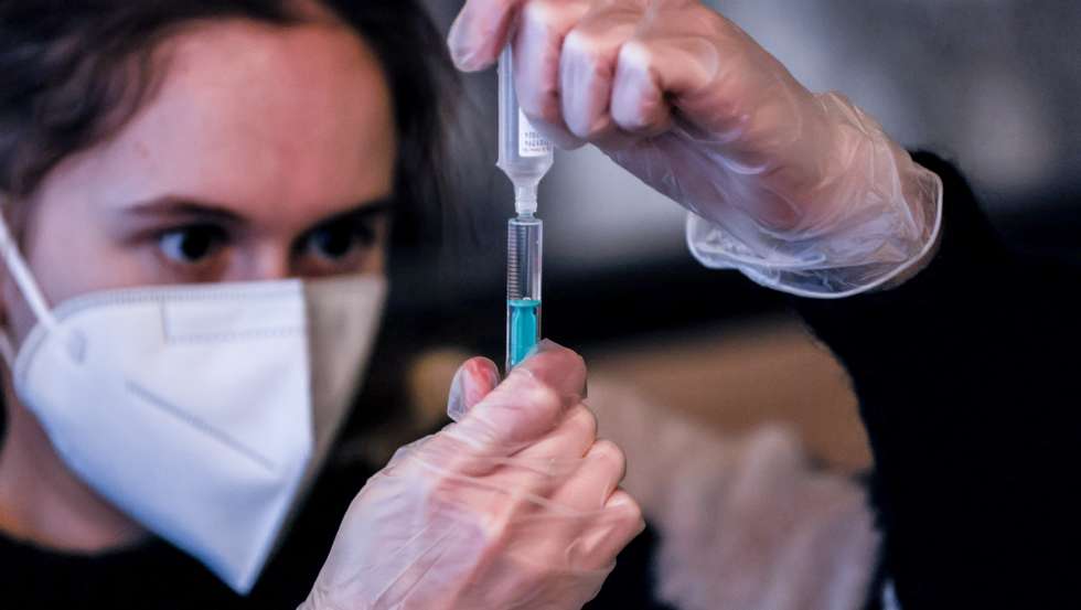 epa09666170 A medical worker fills syringes with Moderna and Biontech vaccines against Covid-19 inside the Sage Beach Bar and Restaurant l in Berlin, Germany, 04 January 2021. In a measure to reach more people, restaurants and clubs in Berlin start a Covid-19 vaccination campaign, where citizens get their vacine shots at the clubs &amp; restaurants in the German capital.  EPA/FILIP SINGER