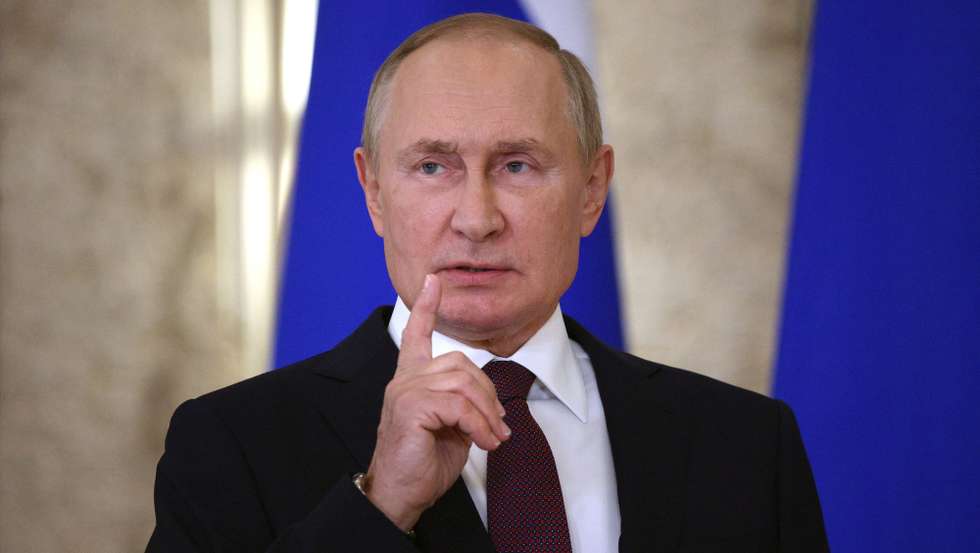 epa10188486 Russian President Vladimir Putin talks to the media during a news conference following the 22nd Shanghai Cooperation Organisation Heads of State Council (SCO-HSC) Summit, in Samarkand, Uzbekistan, 16 September 2022. The SCO is an international alliance founded in 2001 in Shanghai and composed of China, India, Kazakhstan, Kyrgyzstan, Russia, Pakistan, Tajikistan, Uzbekistan and four Observer States interested in acceding to full membership - Afghanistan, Belarus, Iran, and Mongolia.  EPA/SERGEI BOBYLEV / SPUTNIK / KREMLIN POOL MANDATORY CREDIT