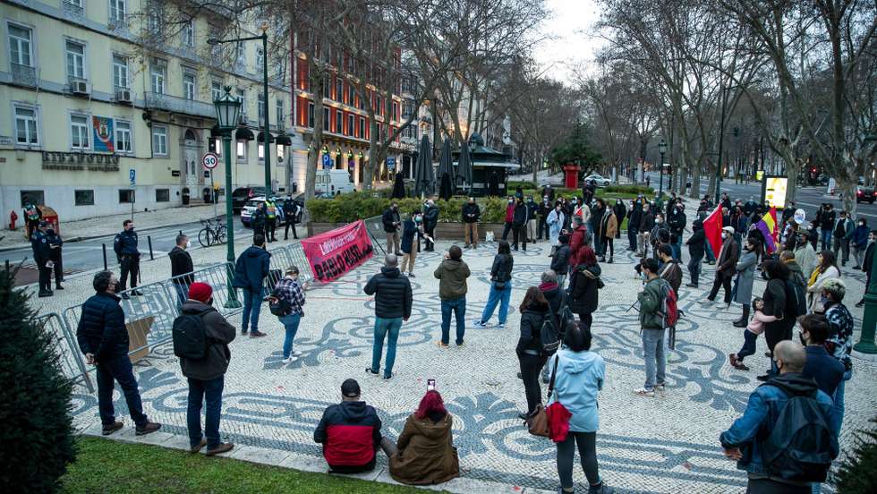 Manifestação pela llibertação do rapper catalão Pablo Hasél, organizada pela União Antifascista Portuguesa (UAP - Secção portuguesa da Alternative International Movement), como demonstração da sua "solidariedade política e humanitária" ao cantor detido no passado dia 16 na Universidade de Lérida (Espanha) para cumprir uma pena efetiva de nove meses de prisão por, segundo a acusação, insultar as forças de ordem espanholas, glorificar o terrorismo e injuriar a monarquia, em frente ao Consulado de Espanha, em Lisboa, 26 de fevereiro de 2021. JOSÉ SENA GOULÃO/LUSA