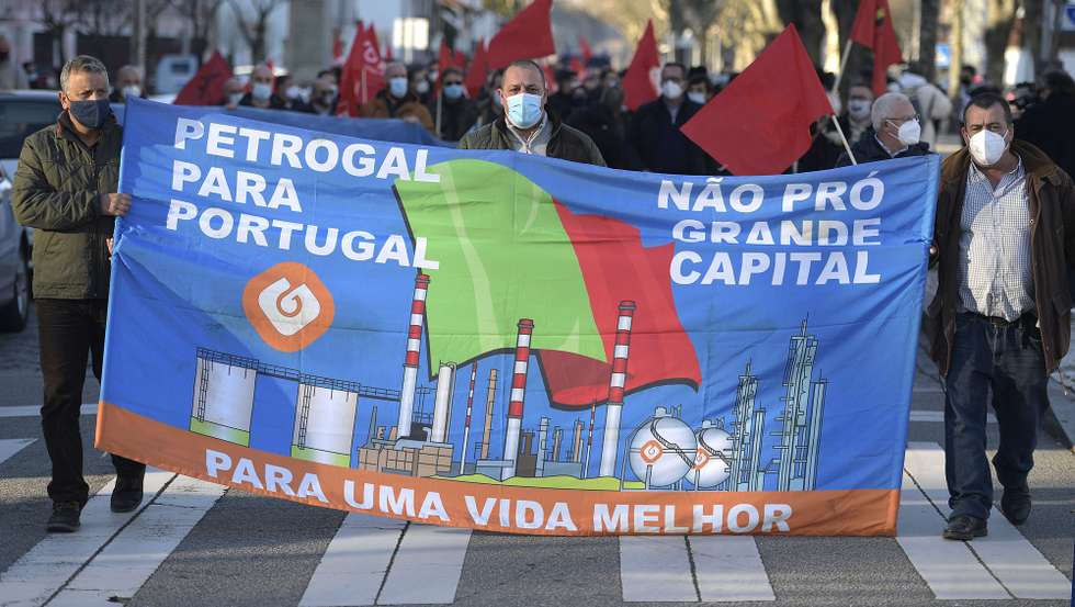 Ação de luta pela refinaria do Porto da Petrogal, convocada pelo SITE Norte - Sindicato dos Trabalhadores das Indústrias Transformadoras, Energia e Atividades do Ambiente do Norte e o Sicop - Sindicato da Indústria e Comércio Petrolífero, junto aos Paços do Concelho de Matosinhos, 12 de janeiro de 2021. Os trabalhadores exigem à administração da Galp e ao Governo a reversão da decisão de encerramento da refinaria. FERNANDO VELUDO/LUSA