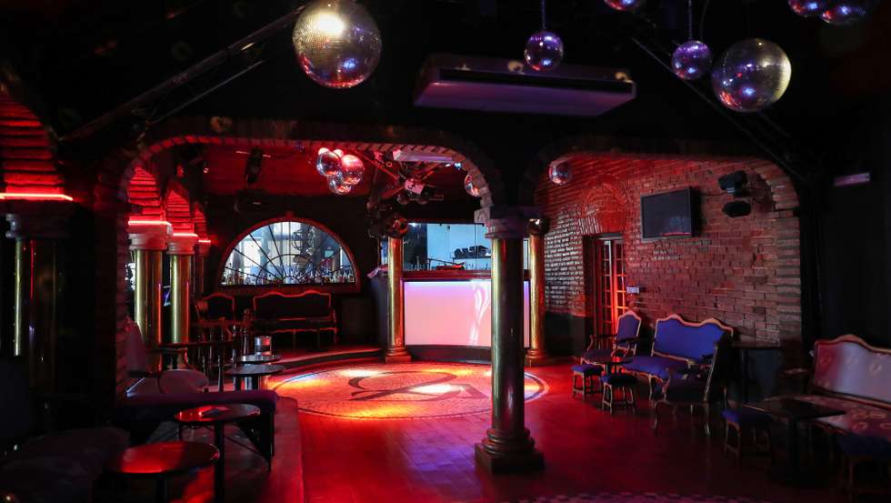 Pista de dança da discoteca Alexander's, que comemorou este ano o 36º aniversário e que devido à pandemia de covid-19 fechou as portas pela primeira vez na sua história, Santiago do Cacém, 03 de dezembro de 2020. O empresário espera poder aguentar os prejuízos até que seja possível reabrir o espaço, o seu investimento de toda a vida. (ACOMPANHA TEXTO DE 08 DE DEZEMBRO DE 2020). NUNO VEIGA/LUSA