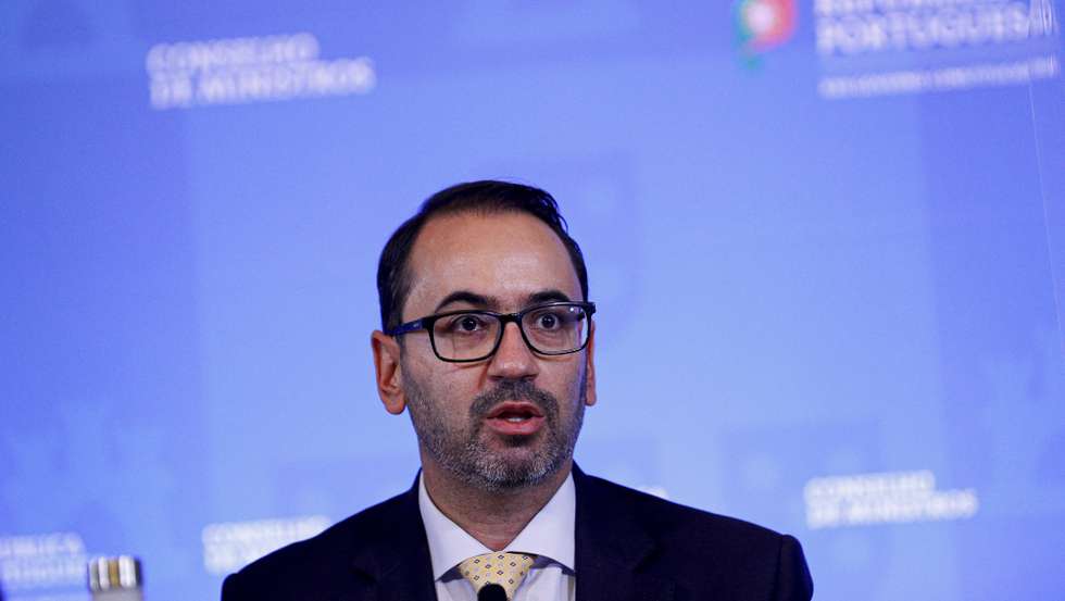O secretário de Estado da Presidência do Conselho de Ministros, André Moz Caldas, durante a conferência de imprensa no final da reunião do Conselho de Ministros, que decorreu no Palácio da Ajuda, em Lisboa, 30 de setembro de 2021. ANTÓNIO COTRIM/LUSA