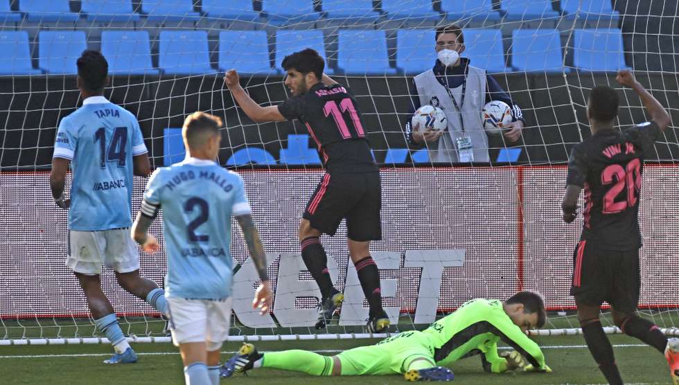 epa09086429 Real Madrid's winger Marco Asensio (C) scores the 1-3 lead during the Spanish LaLiga soccer match between Celta de Vigo and Real Madrid at Balaidos stadium in Vigo, Galicia, Spain, 20 March 2021.  EPA/Lavandeira Jr