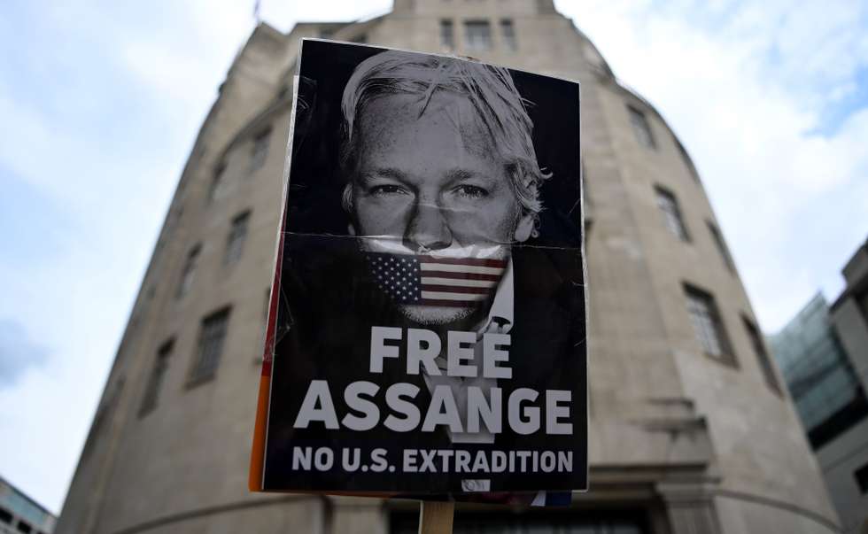 epa10020334 A protester demonstrates against Julian Assange's extradition to the US in central London, Britain, 18 June 2022. The UK government has announced it plans to extradite WikiLeaks founder Julian Assange to the United States.  EPA/ANDY RAIN