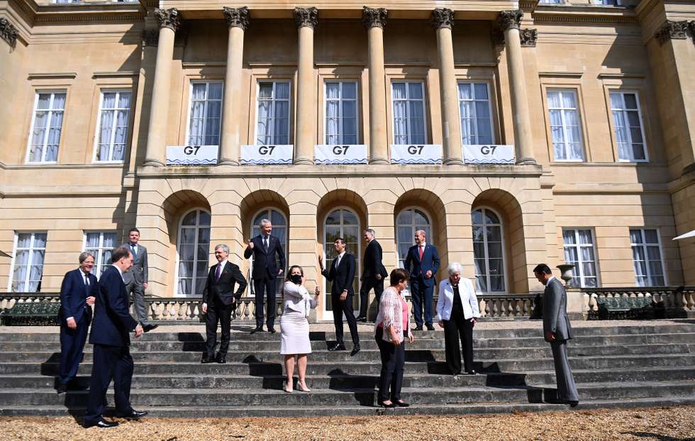 epa09248880 G7 Finance Ministers pose for a family photograph at Lancaster House during the G7 Finance Ministers meeting in London, Britain, 05 June 2021.  EPA/ANDY RAIN