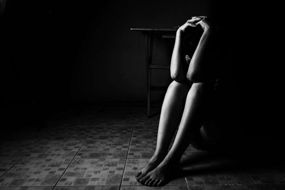 Violação. Mulher sozinha em desespero