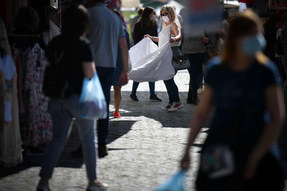 Reabriu hoje, no Sopé do Monte Picoto, a feira semanal de Braga após o Governo ter decretado no dia 15 de maio novas medidas de segurança no estado de calamidade devido à covid-19, entre as quais a retoma do comércio de rua, em Braga, 19 de maio de 2020. HUGO DELGADO/LUSA