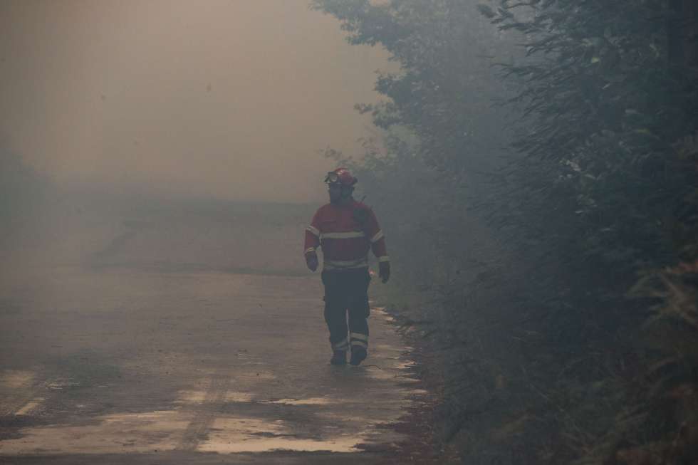 Um bombeiro durante o combate ao incêndio florestal lavra desde segunda-feira nos concelhos de Oliveira de Frades e Sever do Vouga, em Cedrim, 08 de setembro de 2020. A Estrada Nacional (EN) 328 encontra-se hoje cortada entre as freguesias de Pessegueiro do Vouga e Talhadas, na saída para a Autoestrada 25 (A25), no concelho de Sever do Vouga, devido ao incêndio de Oliveira de Frades. PAULO NOVAIS/LUSA
