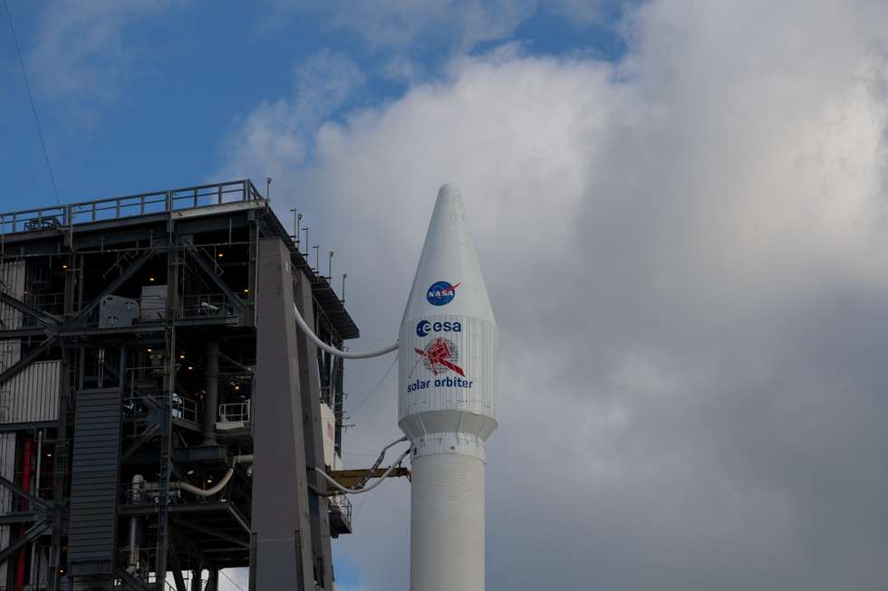 epa08208199 A handout photo made available by the European Space Agency (ESA) shows the Atlas 5 rocket, which is carrying the Solar Orbiter observation satellite into space, sitting on the launch pad before launch on Cape Canaveral, Florida, USA, 09 February 2020.  EPA/STEPHANE CORVAJA HANDOUT HANDOUT HANDOUT EDITORIAL USE ONLY/NO SALES
