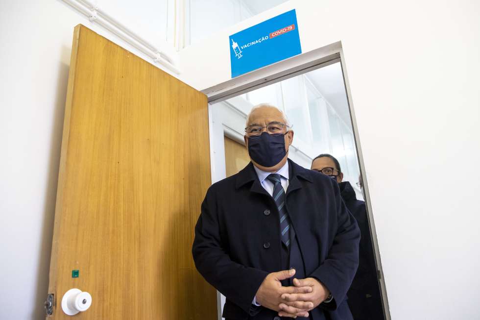 O primeiro-Ministro, António Costa, durante uma visita ao processo de vacinação contra a Covid19 dos efectivos da Guarda Nacional Republicana e da Polícia de Segurança Pública, no Quartel de Conde de Lipe, em Lisboa, 13 de fevereiro de 2021. JOSÉ SENA GOULÃO/LUSA