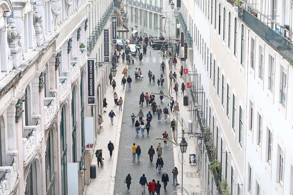Cidadãos fazem as suas compras de Natal na Rua do Carmo, antes do recolher obrigatório do estado de emergência, no âmbito das medidas de contenção da covid-19, em Lisboa, 19 de dezembro de 2020. No fim-de-semana os estabelecimentos comerciais apenas podem funcionar entre as 08:00 e as 13:00 nos concelhos classificados como de risco “extremamente elevado” e “muito elevado”, medida imposta pelo estado de emergência que estará em vigor até às 23:59 de 23 de dezembro. ANTÓNIO PEDRO SANTOS/LUSA