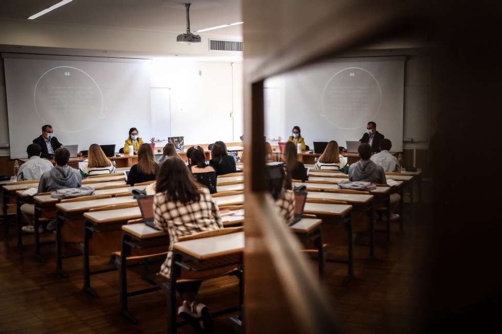 Alunos frequentam aulas na Universidade