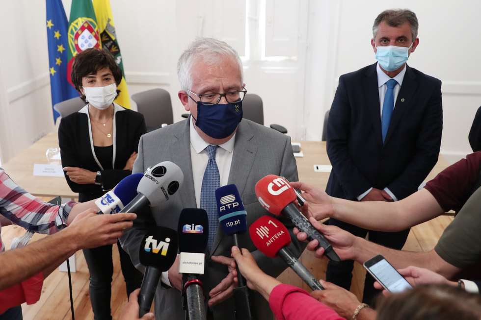O ministro da Administração Interna, Eduardo Cabrita (C), acompanhado pela ministra da Agricultura, Maria do Céu Antunes (E), e pelo presidente da Câmara Municipal de Odemira, José Alberto Guerreiro (D), fala aos jornalistas no final de uma reunião da 'Task Force' de Odemira, criada pelo Governo para operacionalizar e implementar ações de controlo e prevenção da pandemia covid-19 no município de Odemira e, em particular, nas duas freguesias onde foi fixada a cerca sanitária, em Odemira, 04 de maio de 2021. NUNO VEIGA/LUSA