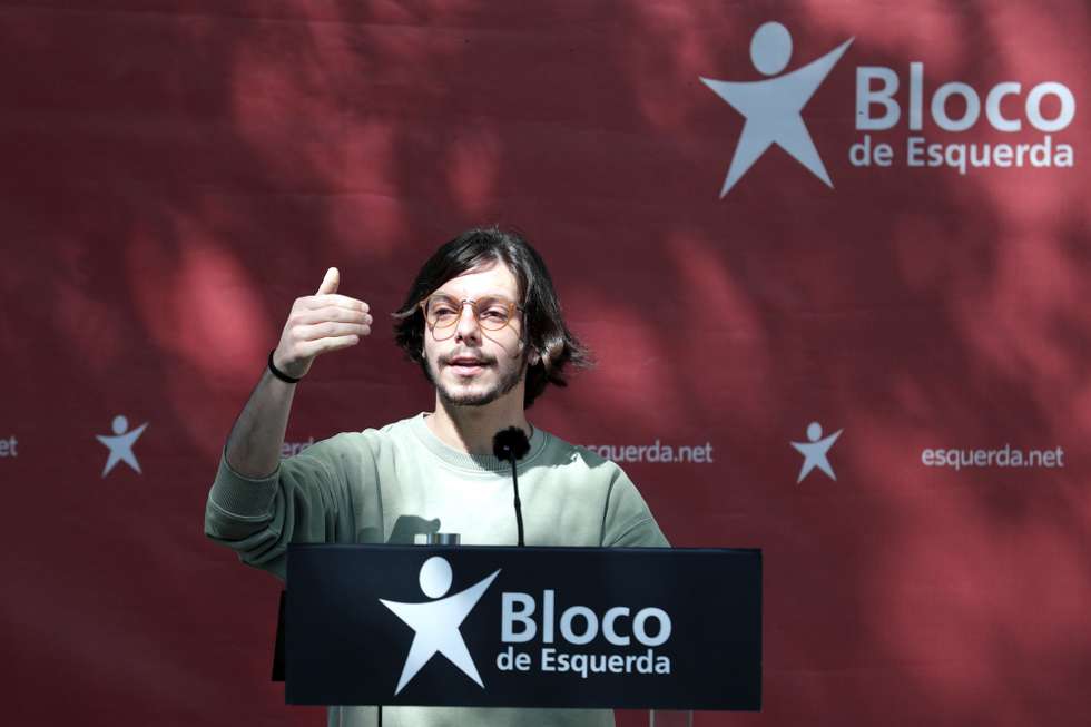 Luís Monteiro discursa durante a apresentação da sua candidatura pelo Bloco de Esquerda à Câmara Municipal de Vila Nova de Gaia, 18 abril 2021. ESTELA SILVA/LUSA