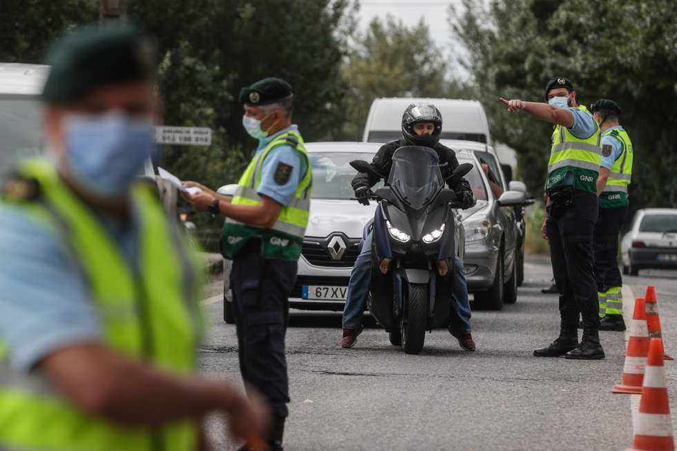 Militares da Guarda Nacional Republicana (GNR) procedem a uma ação de fiscalização de trânsito no limite da área metropolitana de Lisboa, na entrada do Carregado, 19 de junho de 20021.   TIAGO PETINGA/LUSA