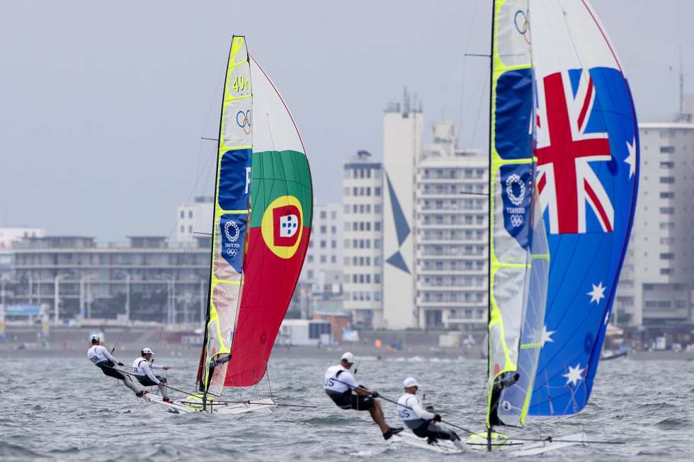 Os velejadores portugueses, Jorge Lima e José Costa competem na categoria 49er, Tóquio, Japão, 30 de julho de 2021. Jorge Lima e José Costa ganharam a segunda regata do dia da Classe 49er na Vela. Com este resultado, o duo português sobe ao sexto posto na geral, bem dentro da zona de qualificação para a 'Medal Race'. JOSÉ COELHO/LUSA