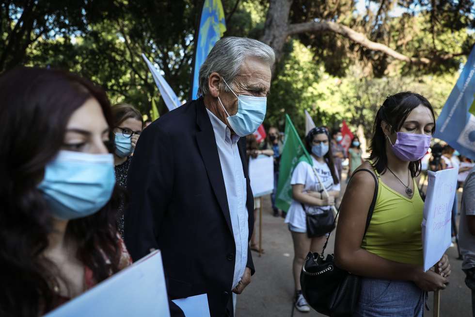 O secretário-geral do Partido Comunista Português (PCP), Jerónimo de Sousa (C), à chegada para a sessão da Juventude CDU "Ambiente - Um direito constitucional, numa terra para poder viver" no Jardim da Estrela, em Lisboa, 26 de agosto de 2021. RODRIGO ANTUNES/LUSA