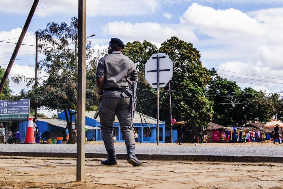 Posto de controlo policial Silva Macua, na Estrada Nacional Número 380, à entrada dos distritos de Quissanga e Macomia, Cabo Delgado, Moçambique, 21 de agosto de 2021. As vilas e aldeias devastadas por rebeldes nos distritos de Quissanga e Macomia têm as marcas do terror estampadas em cada esquina e, entre ruínas, ensaia-se a reconstrução, mas o trauma é grande e paira ainda o medo entre as comunidades (ACOMPANHA TEXTO DO DIA 23 DE AGOSTO DE 2021). LUÍSA NHANTUMBO/LUSA