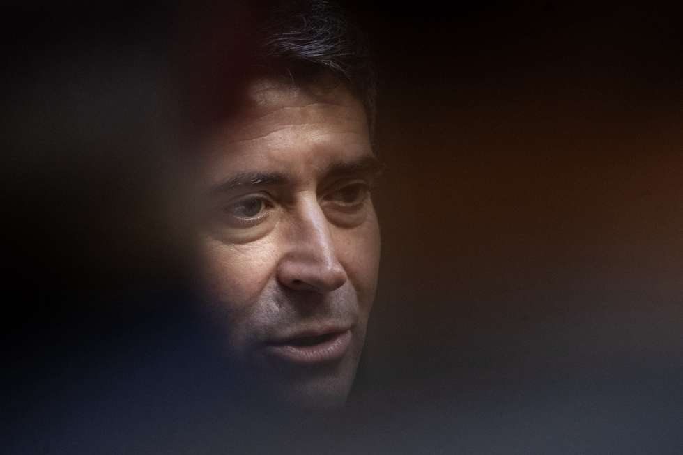 O ministro da Administração Interna José Luís Carneiro, fala com os jornalistas após uma reunião com a comandante do Comando Metropolitano do Porto da PSP, Paula Peneda (ausente na fotografia), e a Direção Nacional da Polícia de Segurança Pública, para análise da gestão do efetivo e das infraestruturas policiais, no Comando Metropolitano do Porto, 25 de julho de 2022. JOSÉ COELHO/LUSA