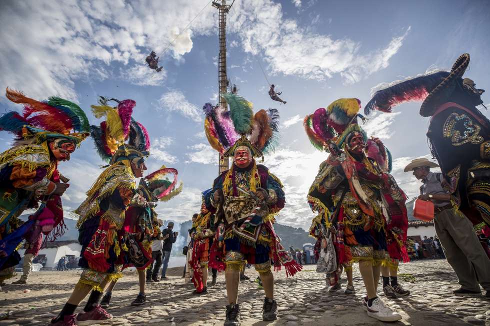 epa10086797 Dancers perform the 'Flying Stick Dance' at more than 30 meters high, to celebrate the patron saint of Cubulco, Baja Verapaz, Guatemala, 21 July 2022 (Issued 22 July 2022). The men climb the 30-meter pole two by two until they reach the top, where they tie a rope to their legs and ankles, and then jump together into the void in honor of the saint Santiago Apostol. It is the 'Flying Stick Dance', a tradition that each year gives a special color to Cubulco, in the north of Guatemala.  EPA/ESTEBAN BIBA  ATTENTION: This Image is part of a PHOTO SET