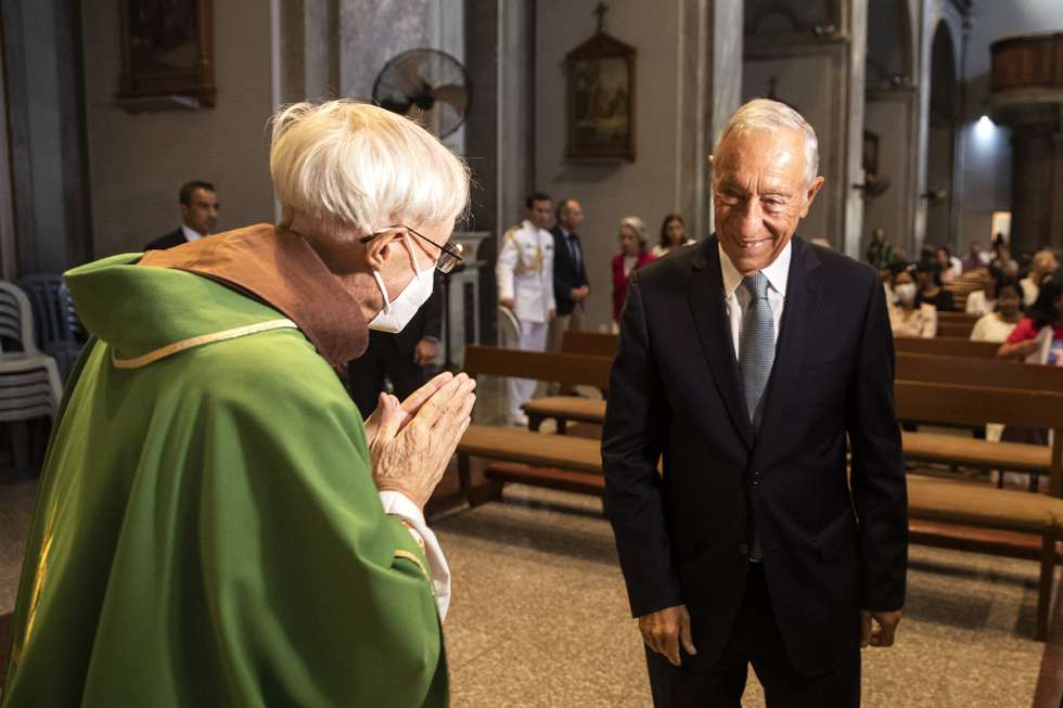 O presidente da República, Marcelo Rebelo de Sousa (D), saúda o padre no início de uma missa num igreja católica em Nicósia, Chipre, 9 de outubro de 2022. JOSÉ COELHO/LUSA