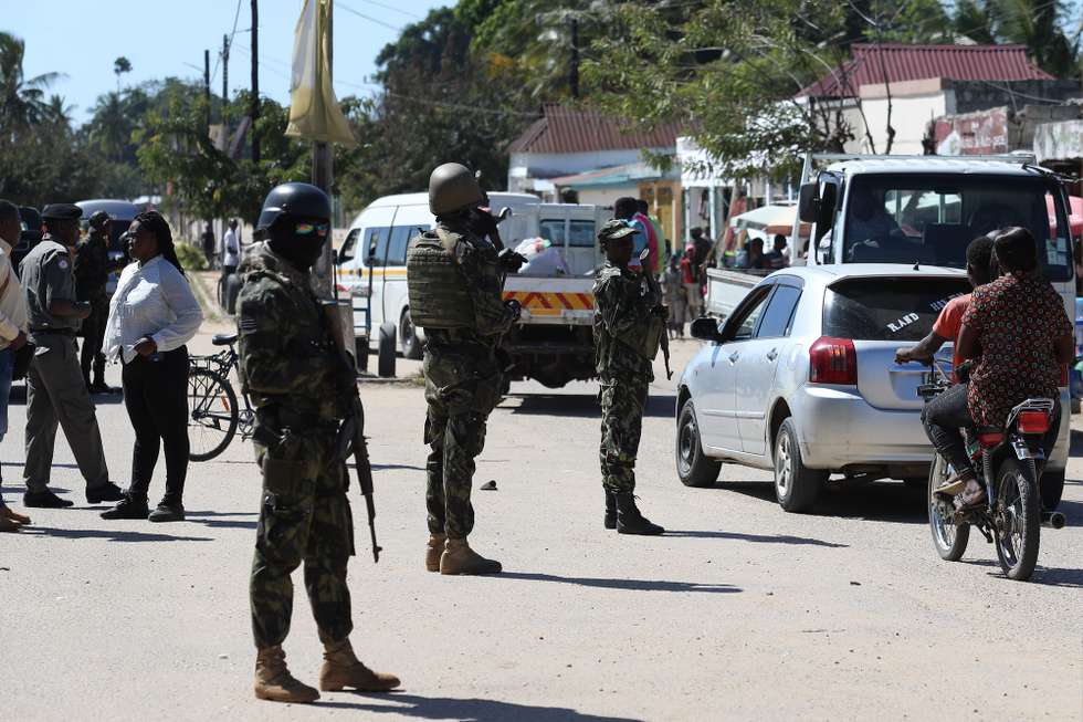 Militares vigiam avenida principal de Mocímboa da Praia, Cabo Delgado, norte de Moçambique, 26 de junho de 2023. Há residentes de etnia maconde que já rumaram a Mueda, no planalto de Cabo Delgado, “para plantar milho”, mas o que os muânis como Assumane sabem fazer é plantar arroz nos campos de Auasse, ali perto de Mocímboa de Praia. (acompanha texto de 26 de junho de 2023). LUÍS FONSECA/LUSA