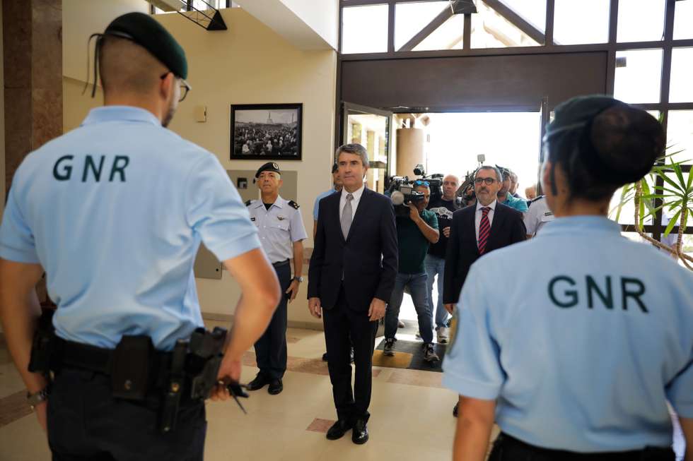 O ministro da Administração Interna, José Luís Carneiro (C), visita o dispositivo de segurança constituído pela Guarda Nacional Republicana no Santuário de Fátima, a propósito da visita do Papa Francisco. , 28 julho de 2023 em Fátima. PAULO CUNHA/LUSA