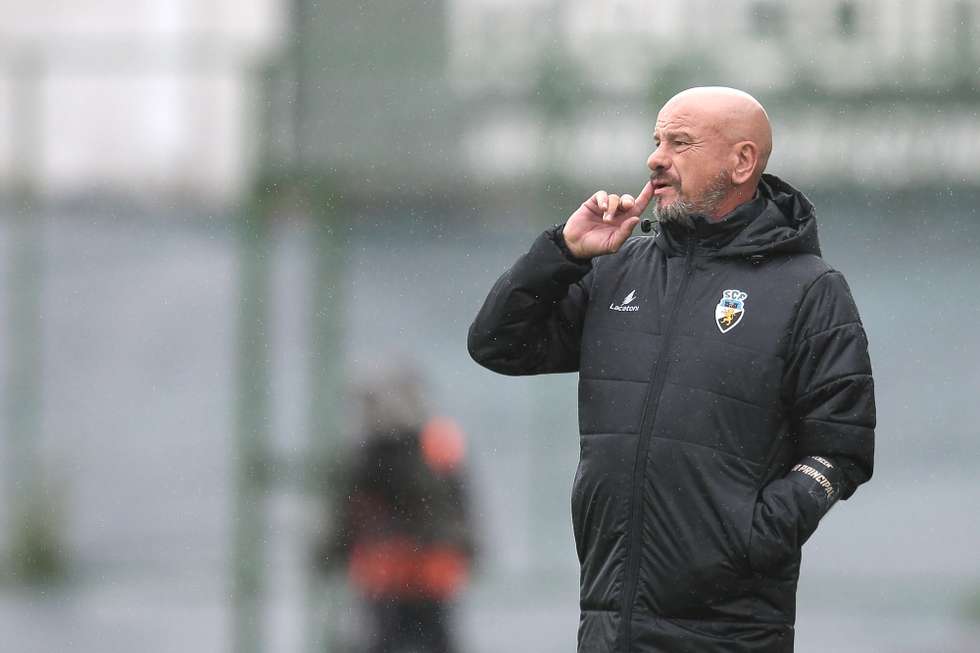 O treinador do SC Farense, José Mota, reage durante o jogo da Primeira Liga de Futebol entre o Rio Ave FC e o SC Farense, disputado no Estádio do Rio Ave FC (Arcos), em Vila do Conde, 29 de outubro de 2023. MANUEL FERNANDO ARAÚJO/LUSA