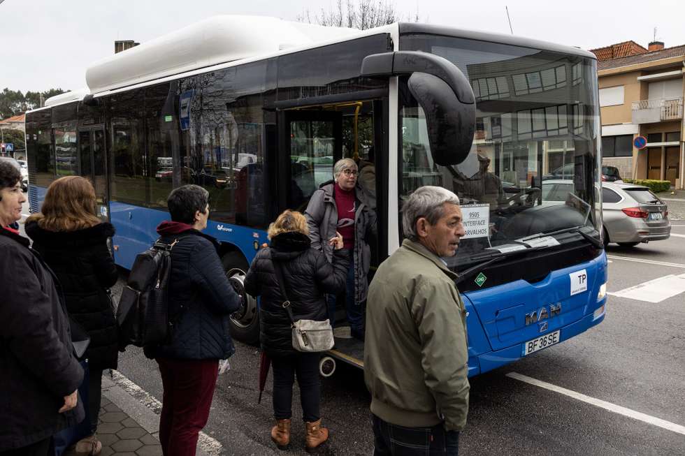 Utentes da nova rede de autocarros da Área Metropolitana do Porto - Unir, à entrada para um autocarro em Vila Nova de Gaia, 03 de janeiro de 2024. (ACOMPANHA TEXTO DA LUSA DE 04 DE JANEIRO DE 2024). JOSÉ COELHO/LUSA