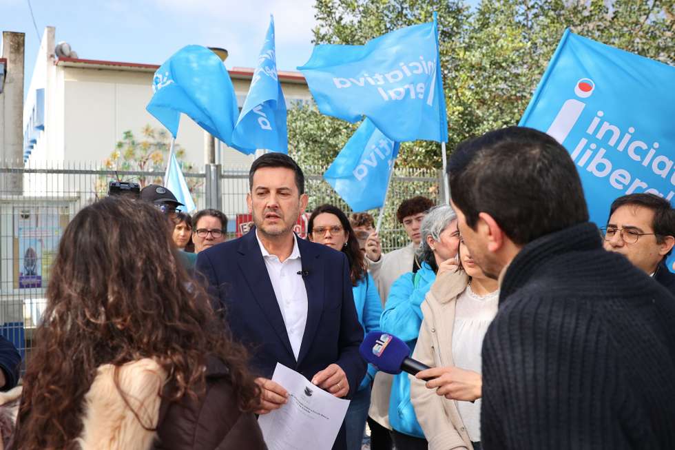 O presidente da Iniciativa Liberal (IL), Rui Rocha, durante o encontro com a Associação de Pais da Escola Básica 2.3 de Azeitão, Setúbal, 25 de fevereiro de 2024. Arranca este domingo oficialmente a campanha eleitoral, nos termos da legislação, acabando no dia 8 de março, em contagem decrescente para as eleições legislativas de 10 de março, convocadas após a demissão do primeiro-ministro, António Costa, a 7 de outubro. ANTÓNIO COTRIM/LUSA