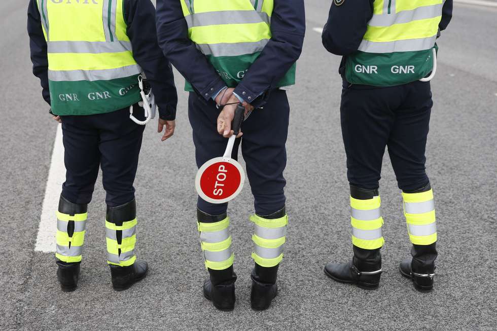 Militares da Guarda Nacional Republicana (GNR) durante uma ação de fiscalização/sensibilização sobre segurança rodoviária na Autoestrada A12, em Palmela, 29 de dezembro de 2023. ANTÓNIO PEDRO SANTOS/LUSA