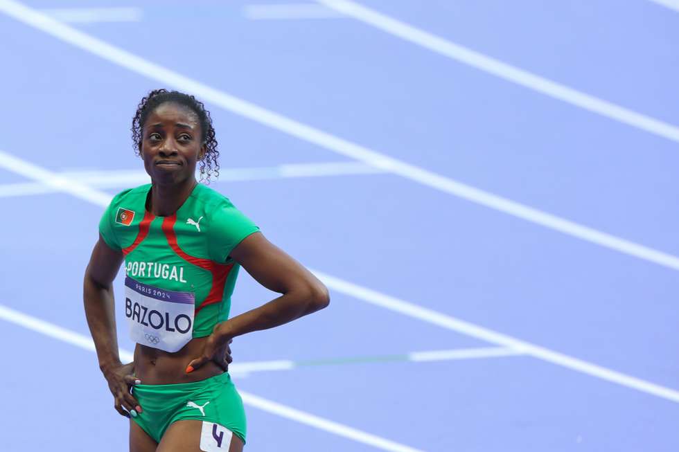 A corredora Lorène Bazolo, no final da sua prova de repescagem dos 200 metros, a contar para os Jogos Olímpicos de Paris, que decorrem entre 26 de julho e 11 de agosto, em Paris, França, 05 de agosto de 2024. JOSÉ SENA GOULÃO/LUSA