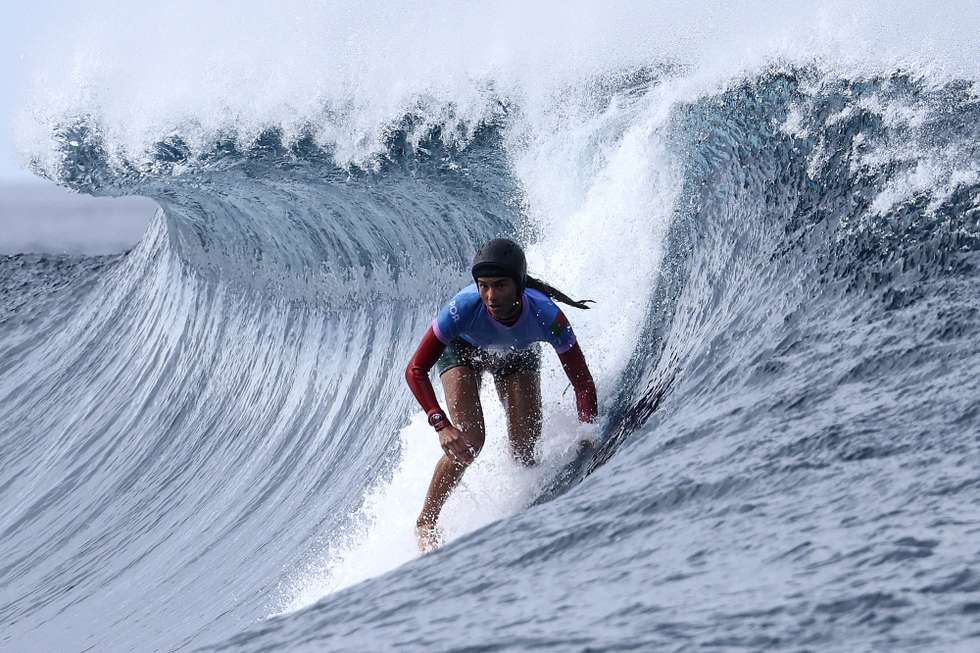epa11504980 Teresa Bonvalot of Portugal in action during the Women first round of the Surfing competitions in the Paris 2024 Olympic Games, in Teahupo'o, Tahiti, 28 July 2024.  EPA/FAZRY ISMAIL