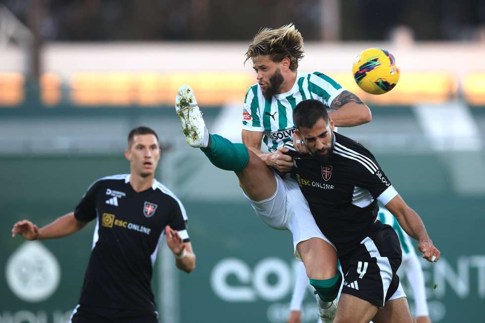 O jogador do Rio Ave, Patrick William (C), disputa a bola com o jogador do Casa Pia AC, João Goulart (D), durante o jogo da Primeira Liga de Futebol, entre o Rio Ave e o Casa Pia AC, realizado no Estádio do Rio Ave Futebol Clube, em Vila do Conde, 02 de novembro de 2024. ESTELA SILVA/LUSA