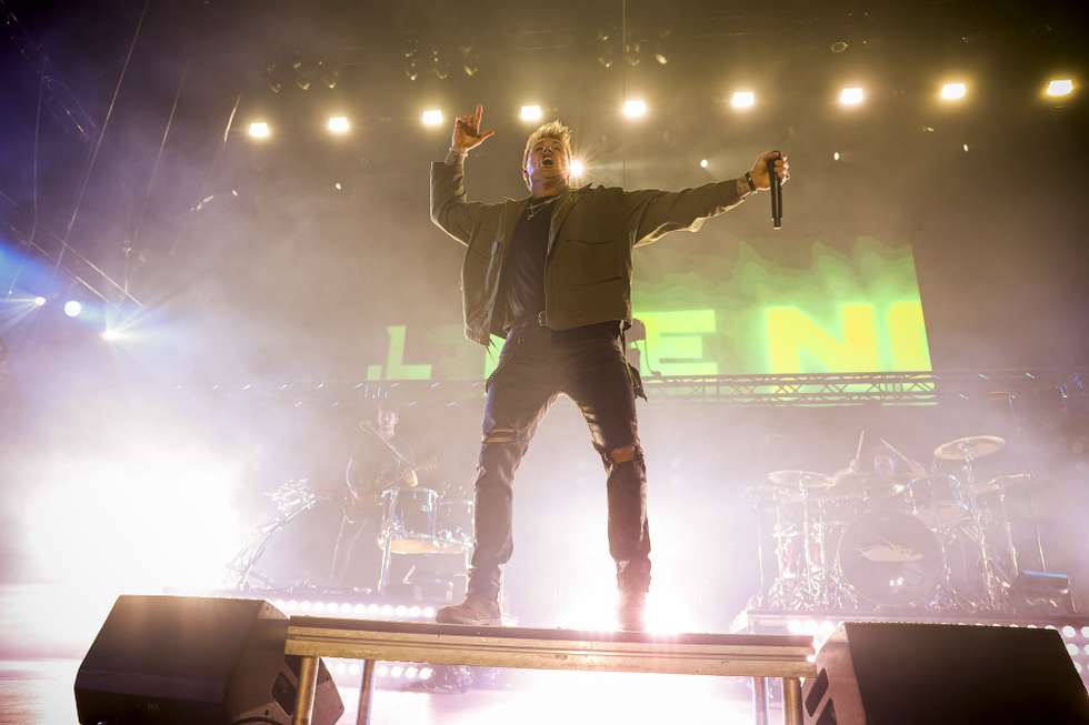 epa10718389 Lead singer of rock band Papa Roach Jacoby Shaddix performs live on stage during the Evil Live Festival, at Altice Arena, Lisbon, Portugal, 29 June 2023.  EPA/JOSE SENA GOULAO