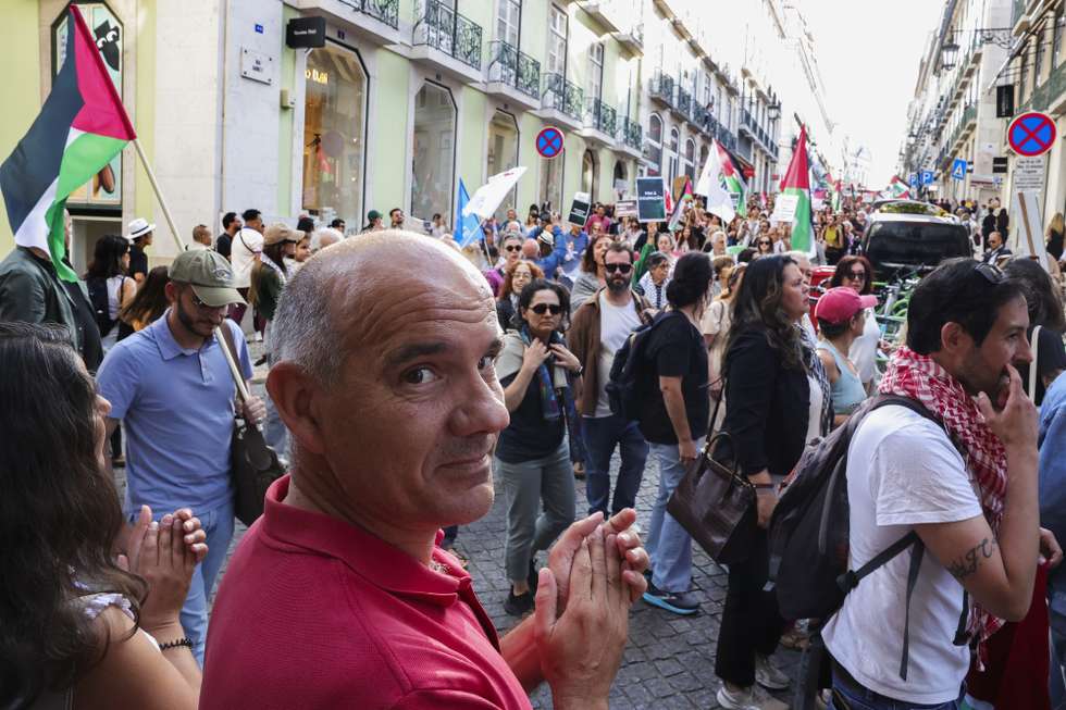 O secretário-geral do Partido Comunista Português (PCP), Paulo Raimundo, durante a manifestação "Solidariedade com a Palestina - fim ao genocídio", uma organização conjunta do Conselho Português para a Paz e Cooperação (CPPC), Movimento pelos Direitos do Povo Palestino e pela Paz no Médio Oriente (MPPM), Projeto Ruído – Associação Juvenil e CGTP-IN, Lisboa, 4 de junho de 2025. MANUEL DE ALMEIDA/LUSA