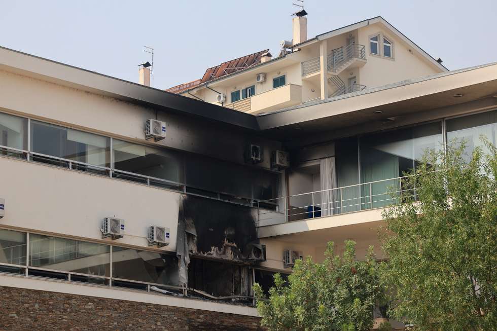 Lar da Santa Casa da Misericórdia de Mirandela, onde seis idosos morreram esta noite na sequência de um incêndio que terá começado num "colchão anti-escaras", num quarto com três utentes, que acabaram por morrer e outros três, devido à inalação de fumo e a problemas respiratórios, também não conseguiram resistir, 16 de agosto de 2025. ESTELA SILVA/LUSA
