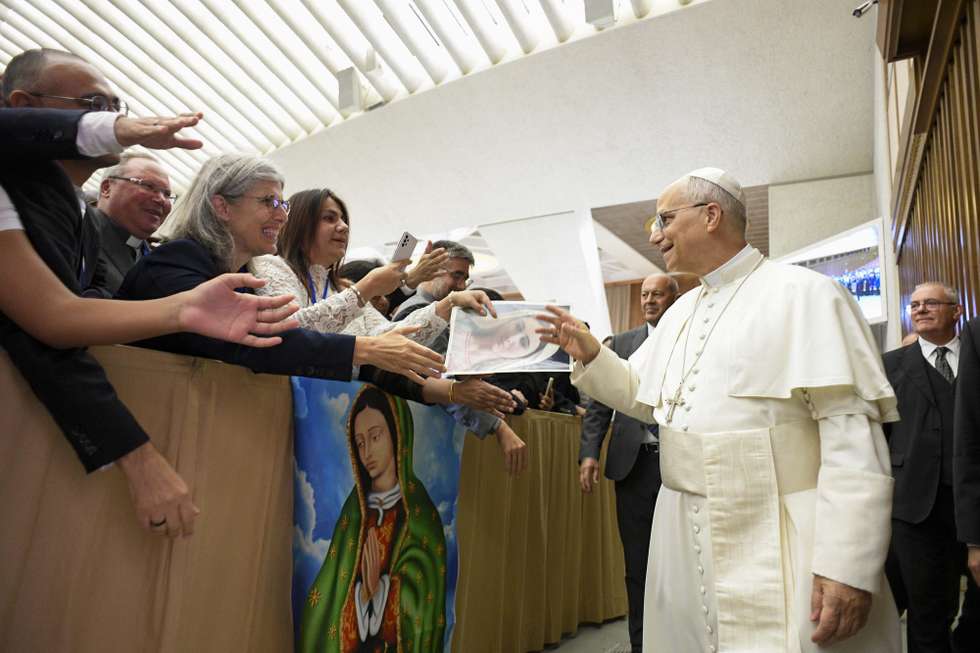 epa12356683 A handout picture provided by the Vatican Media shows Pope Leo XIV during a meeting with participants at the International Marian Mariological Congress, Paul VI Hall, Vatican City, 06 September 2025.  EPA/VATICAN MEDIA HANDOUT HANDOUT EDITORIAL USE ONLY/NO SALES