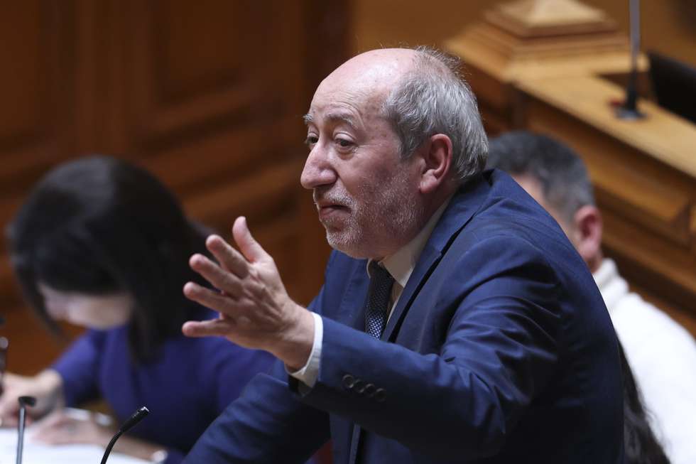 O deputado do Partido Comunista Português (PCP) António Filipe intervém durante o debate setorial com a presença do ministro dos Assuntos Parlamentares, Pedro Duarte, na Assembleia da República, em Lisboa, 09 de janeiro de 2025. ANTÓNIO COTRIM/LUSA