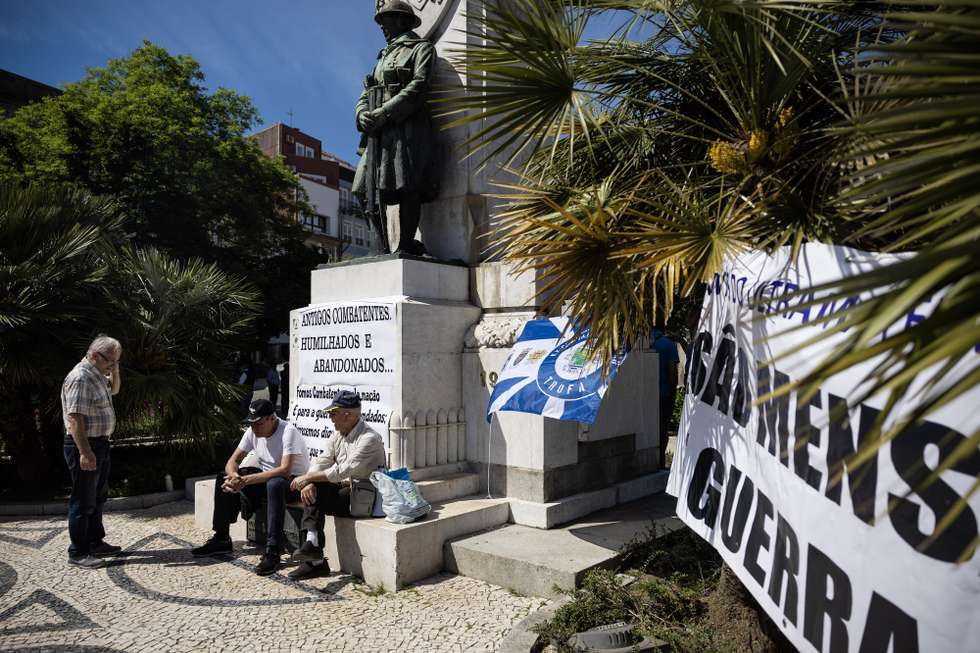 Concentração de antigos combatentes junto da Estátua do Soldado Desconhecido na Praça de Carlos Alberto, no Porto, 13 de abril de 2024. Convocada pelo Movimento Pró-Dignidade ao Estatuto do Combatente que pretende ser ouvido pelo novo ministro da Defesa, Nuno Melo, pelo que organizou um conjunto de concentrações a decorrer nos próximos dias, contestando o estatuto que classifica como “uma mão cheia de nada”. JOSÉ COELHO/LUSA