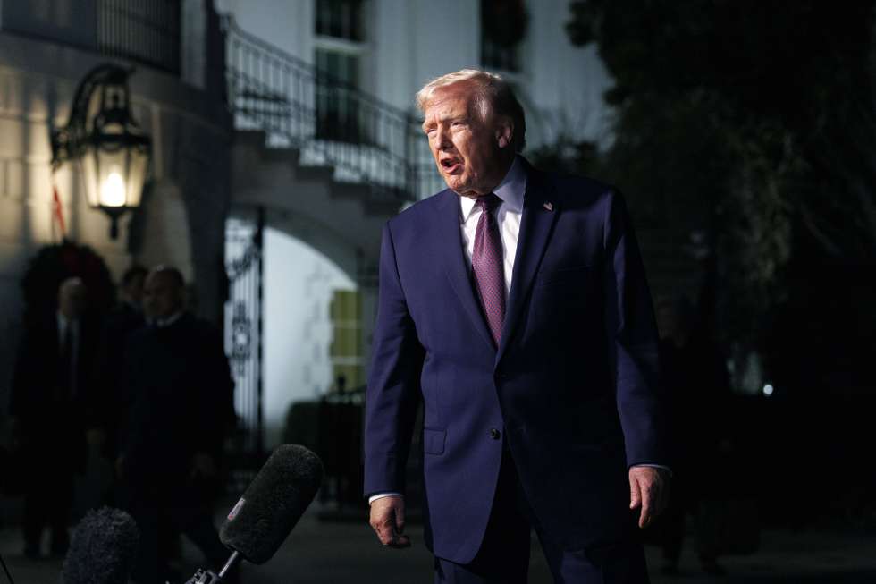 epa12604095 US President Donald Trump stops to speak to the media as he prepares to depart on Marine One from the South Lawn of the White House in Washington, DC, USA, 19 December 2025.  EPA/WILL OLIVER / POOL