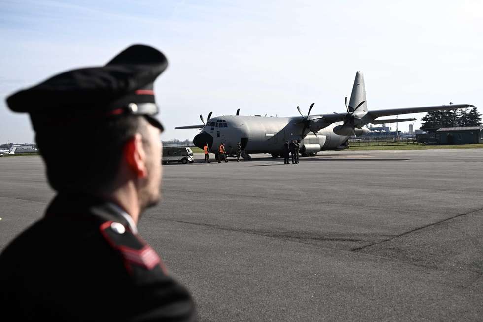 epa12628679 An Italian Air Force C130 military transport aircraft lands at Linate Airport carrying the coffins of five Italian youths who died in the Crans-Montana bar fire, and their families, near Milan, northern Italy, 05 January 2026. At least 40 people were killed and over 100 injured after a fire devastated 'Le Constellation' bar during New Year's Eve celebrations in the Swiss ski resort of Crans-Montana.  EPA/LUCA ZENNARO