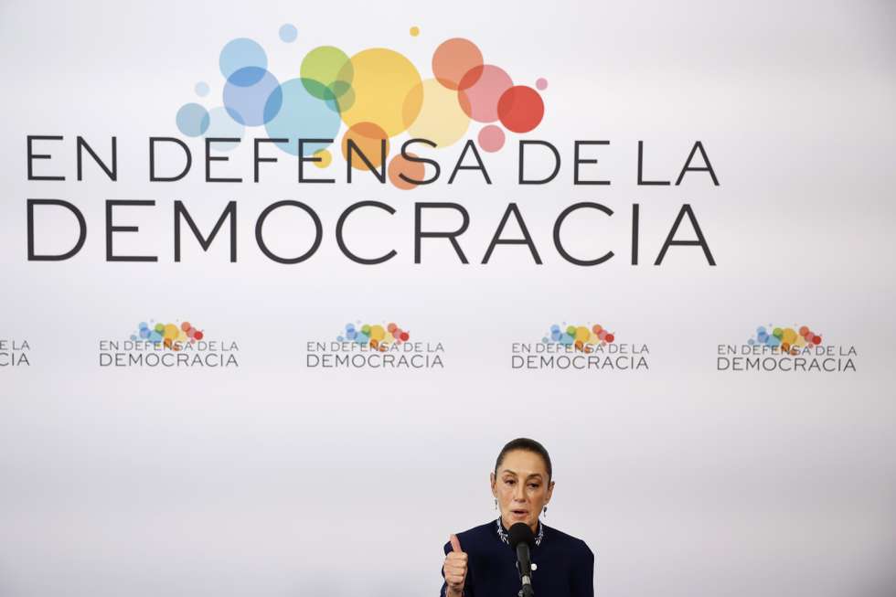 epa12897666 Mexican President Claudia Sheinbaum addresses the media at her arrival to the summit 'In defense of democracy' held in Barcelona, Spain, 18 April 2026.  EPA/Alberto Estevez
