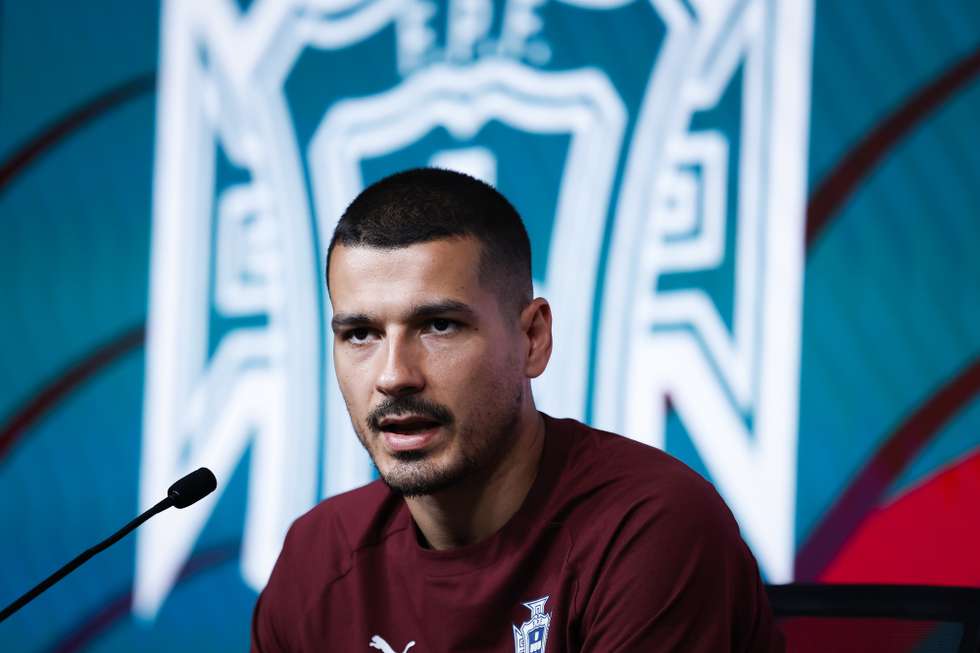 O jogador da seleção de Portugal, Ricardo Velho, em conferência de imprensa, durante a preparação para a fase final do Mundial2026 de futebol, que vai decorrer nos Estados Unidos, Canadá e México, na Cidade do Futebol, em Oeiras, 02 de junho de 2026. Portugal vai realizar dois particulares, primeiro no sábado (06 de junho) com o Chile, no Estadio Nacional, em Oeiras, e depois com a Nigéria, em 10 de junho, em Leiria. FILIPE AMORIM/LUSA