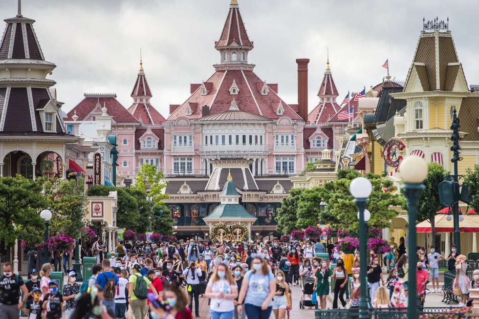 epa09279106 Visitors crowd as they arrive for the official reopening of the Disneyland Paris theme park in Marne-la-Vallee, near Paris, France, 17 June 2021. The park reopens with a reduced capacity and asks visitors older than six years wear a mask.  EPA/CHRISTOPHE PETIT TESSON
