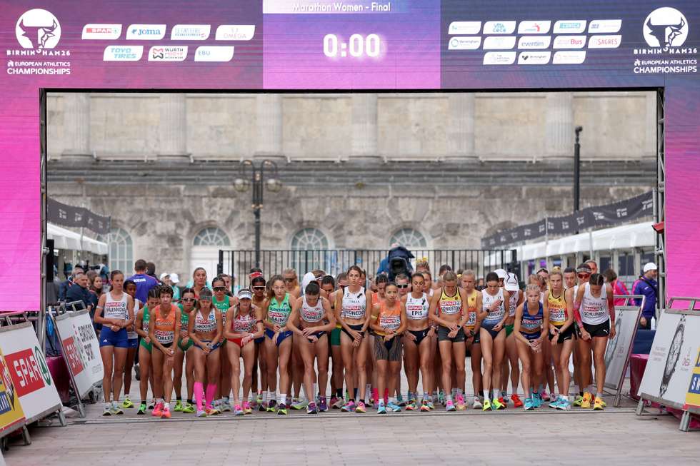 epa13173252 Athletes in action at the start of the Women's Marathon at the European Athletics Championships Birmingham 2026, Birmingham, Britain, 16 August 2026.  EPA/ADAM VAUGHAN