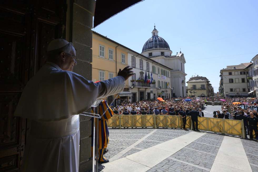 epa13173630 A handout picture provided by Vatican Media Press Office, shows Pope Leo XIV (L) leads the Angelus prayer in Piazza della Liberta in Castel Gandolfo, near Rome, Italy, 16 August 2026.  EPA/VATICAN MEDIA HANDOUT HANDOUT EDITORIAL USE ONLY/NO SALES
